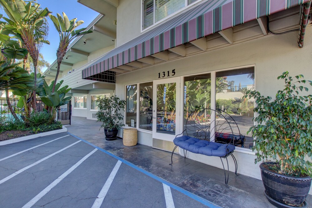 La Avenida Inn - photo 32