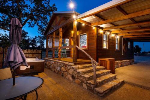 Rockin' R Morning Star Cabin — 4-Star Luxury Hotel in Fredericksburg, United States