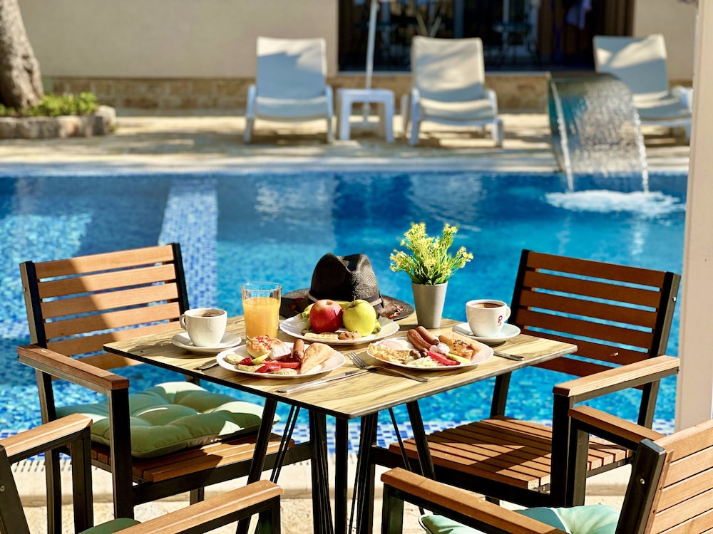 Akhdar Apartments — 4-Star Luxury Hotel in Bar, Montenegro