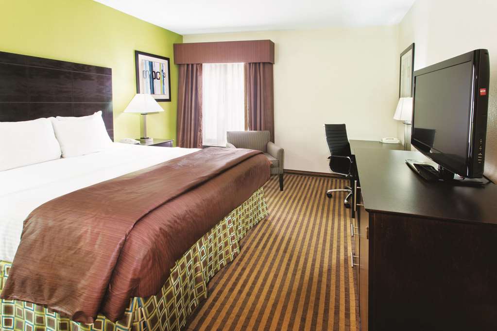 La Quinta Inn & Suites by Wyndham Columbus Grove City - photo 16