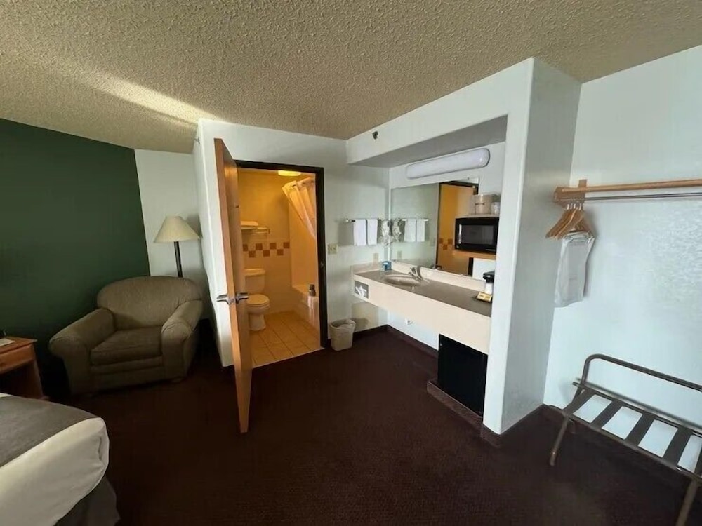 Fossil Creek Hotel And Suites - photo 11