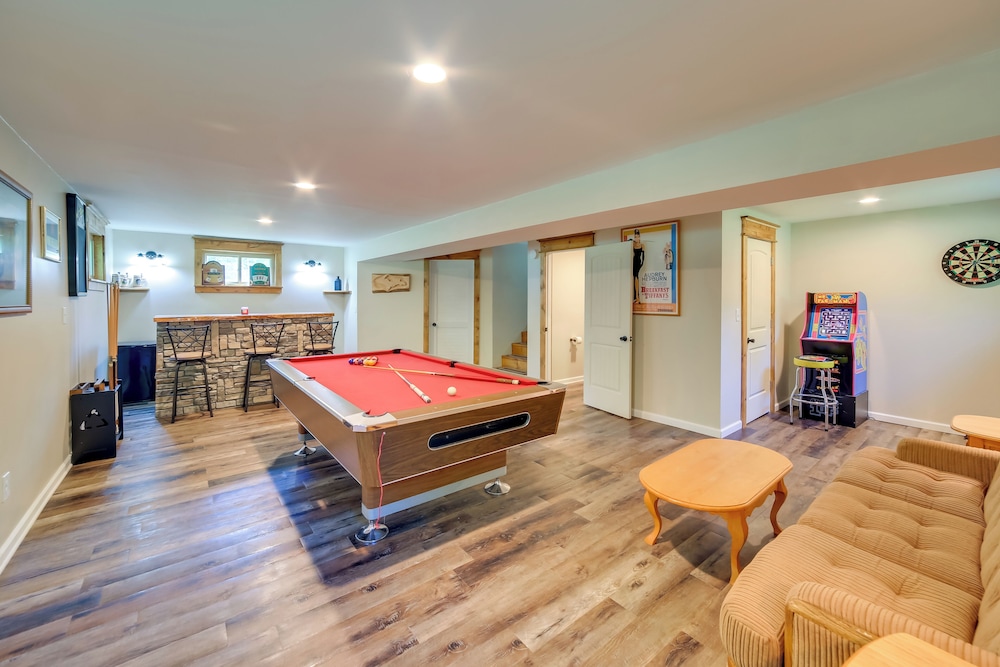 Champion Vacation Rental with Fire Pit — 4-Star Luxury Hotel in Painesville, United States