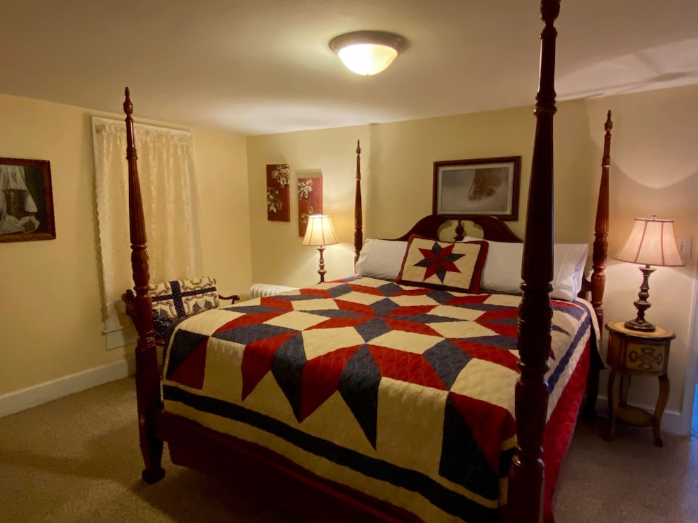 Inn at Lincoln Square - photo 4