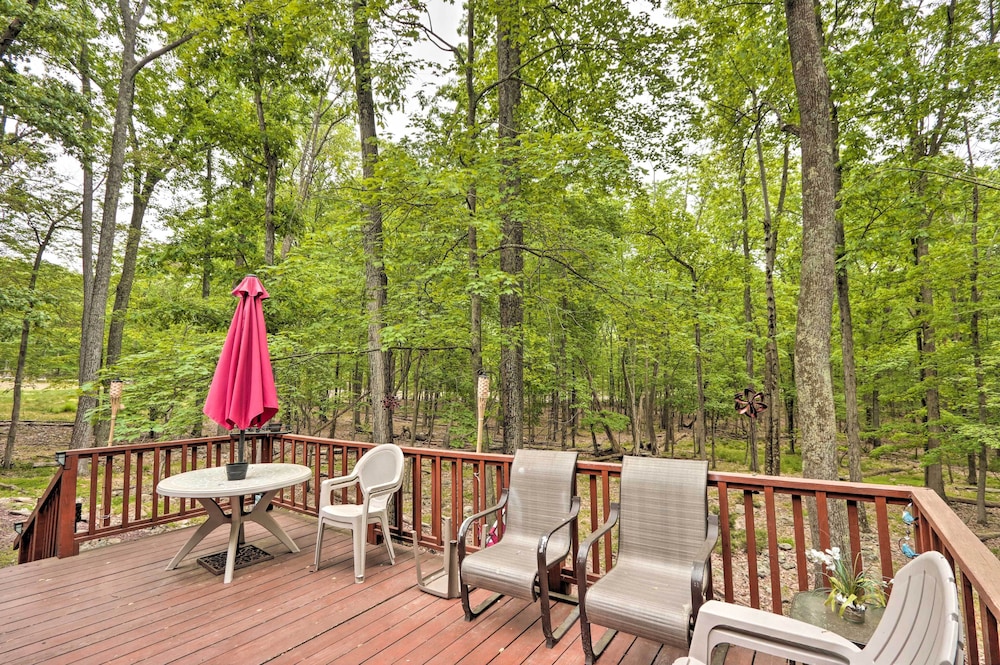 Relaxing Eagle Rock Resort Home 1 Block To Lake — hotel in Hazleton