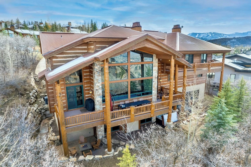High Meadow by Avantstay Alpine Views w Indoor Pool Hot Tub & Open Floor Plan — 4-Star Luxury Hotel in Bridgeport, United States