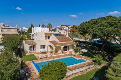 Beach villa Casa de Amanhã 450 mts to the beach with beautiful garden and heated saltwater pool — 4-Star Luxury Hotel in Albufeira, Portugal