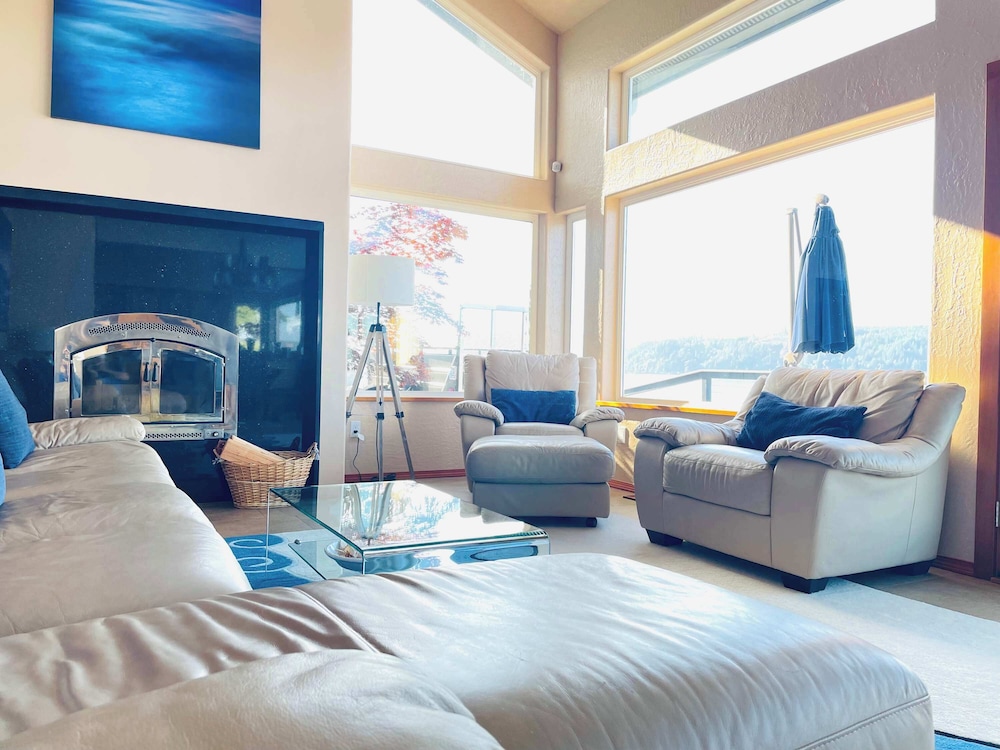 Hood Canal Waterfront Dock Hot Tub BBQ Games in Union, United States