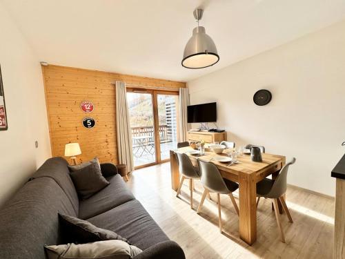 Résidence Le Hameau Des Rennes T2 Dans Une Residence Avec Piscine Mae 8831 — 4-Star Luxury Hotel in Vars, France