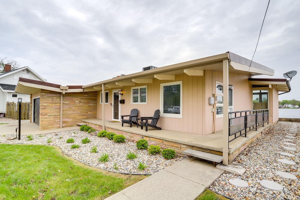 Riverfront Elkhart Rental Deck And Ping Pong Table 18532669 — Elkhart