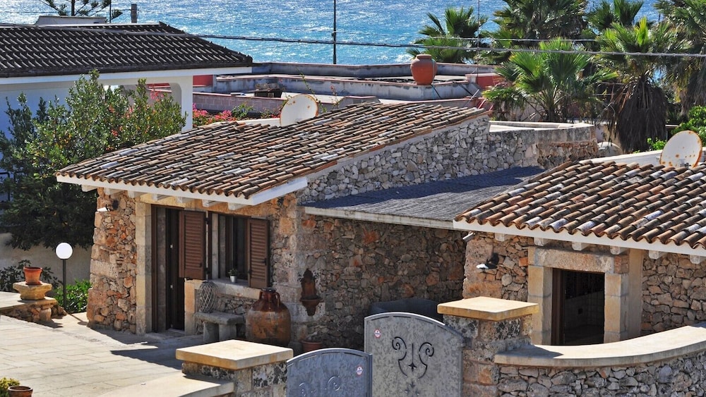 Trulli Malaspina - carbon neutral hotel in Alliste