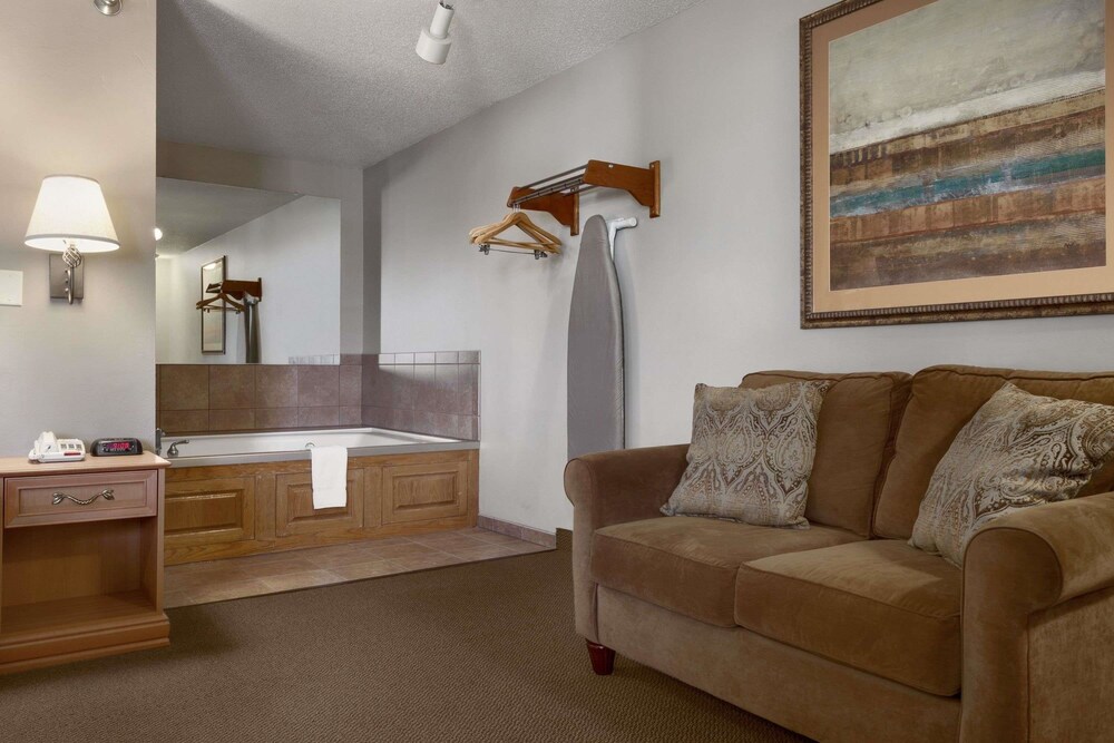 Super 8 by Wyndham Sioux Falls 41st Street - photo 9