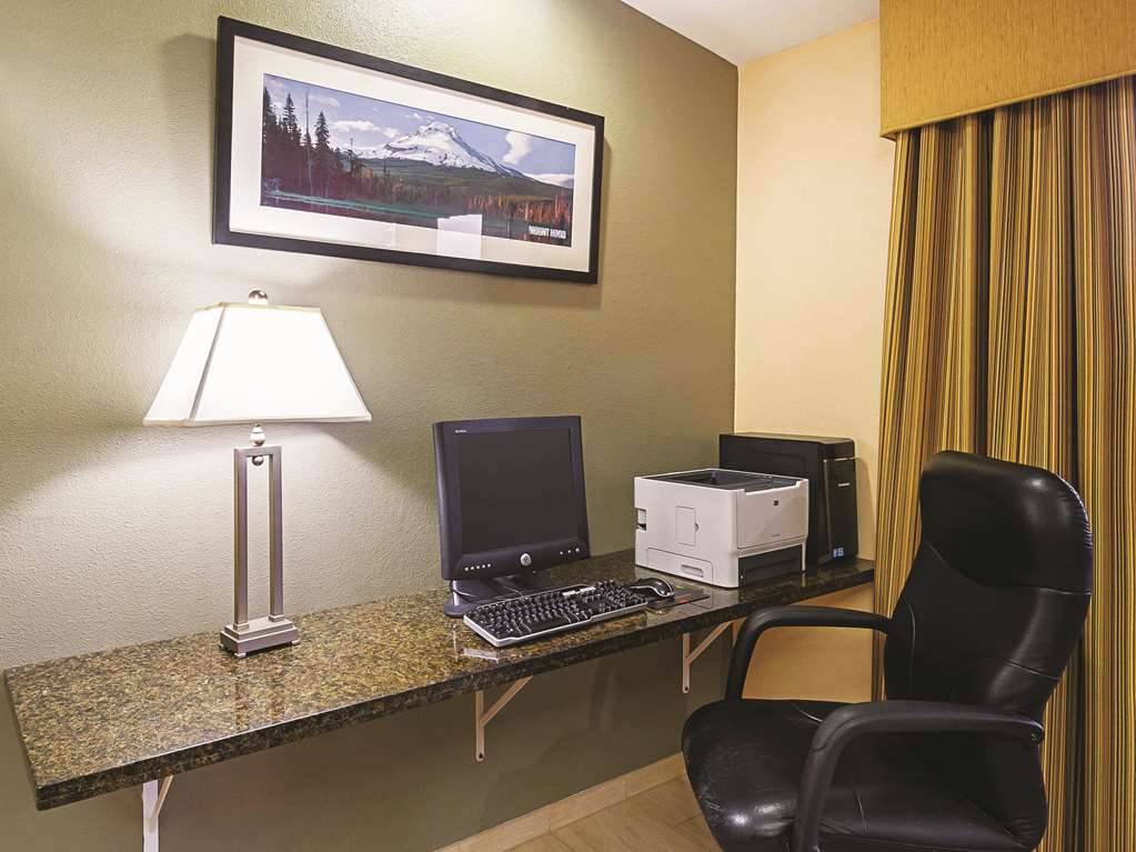 La Quinta Inn & Suites by Wyndham Woodburn - photo 36