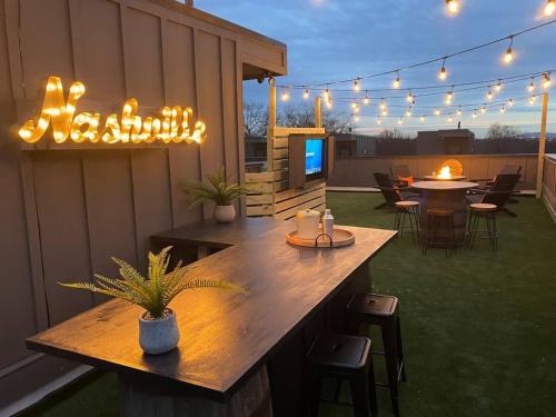 Johnny and June House Walk to Bars Quick Uber to Downtown — 4-Star Luxury Hotel in Nashville, United States