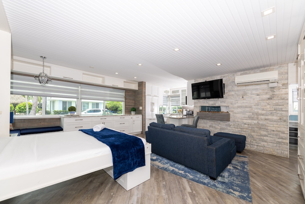 Tropic Isle Boutique Hotel - photo 2