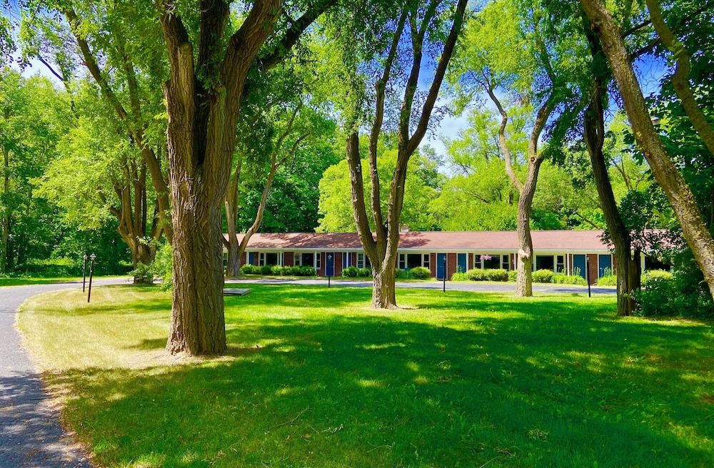Elk Rapids Lakeshore Inn - photo 40