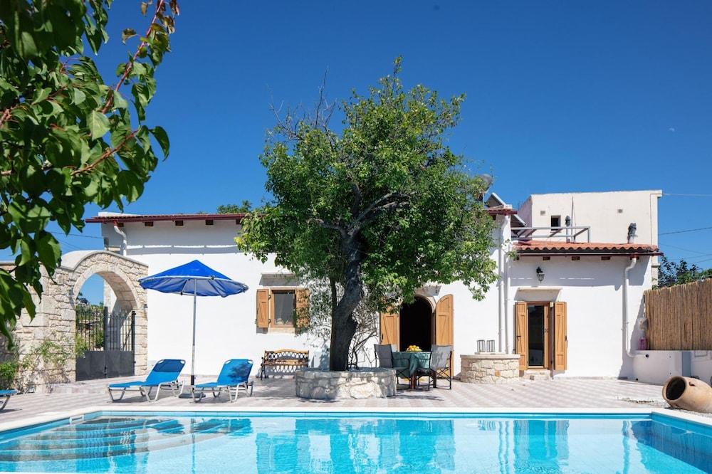 Silver Gem Villa With Private Pool — 4-Star Luxury Hotel in Rethymno, Greece