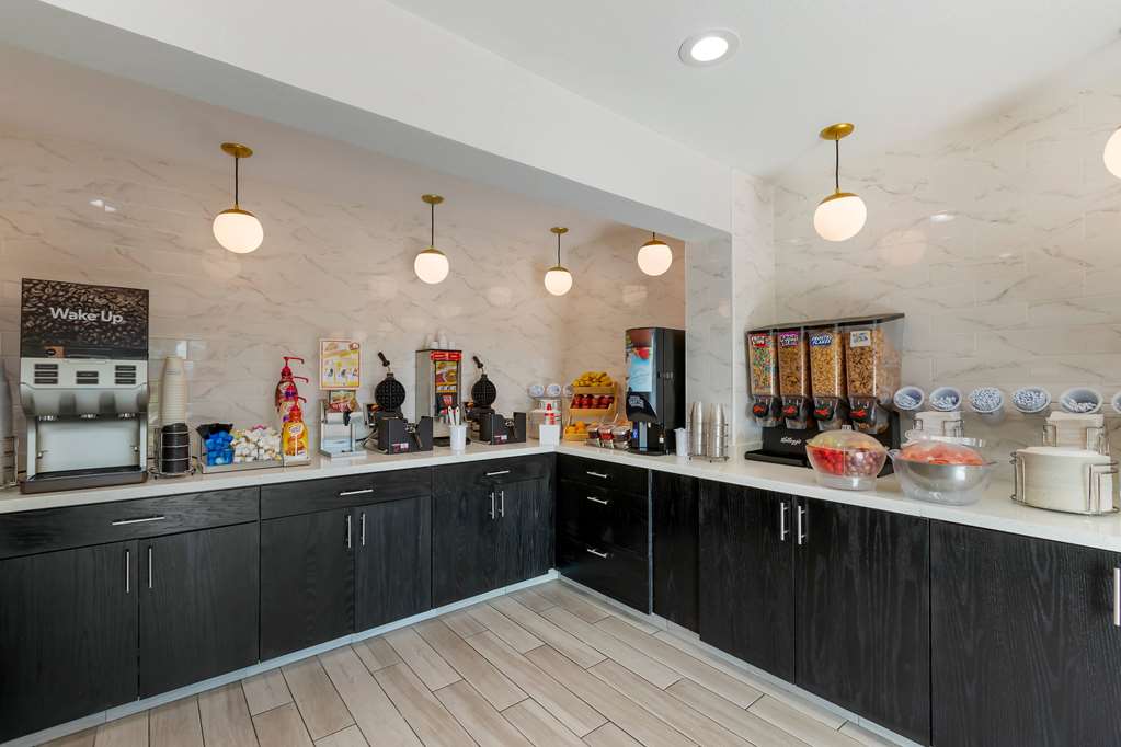 La Quinta Inn & Suites by Wyndham Des Moines West Clive - photo 26