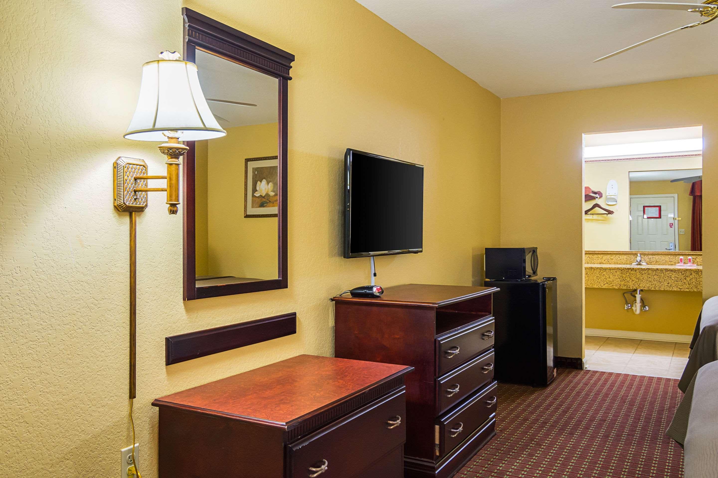 Bryant Inn & Suites - photo 28