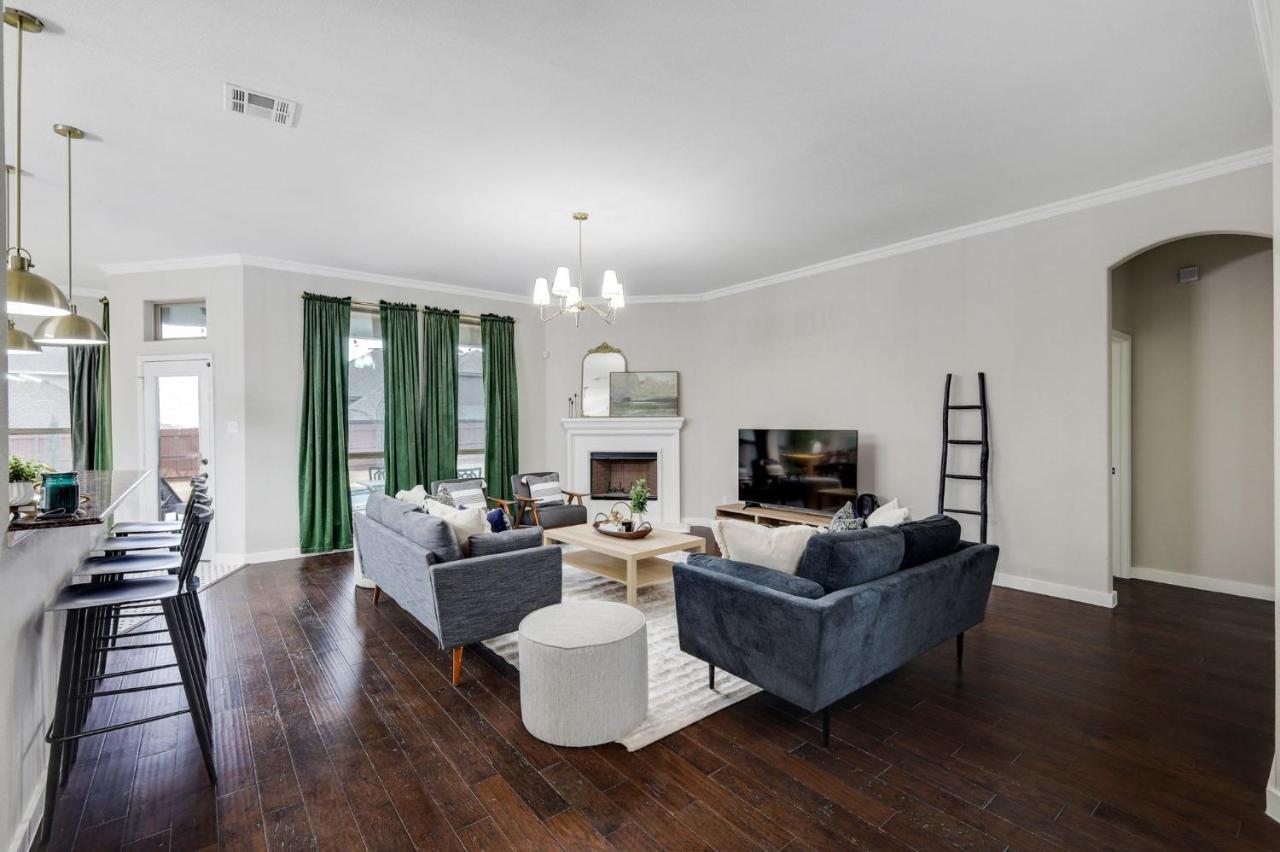 5 Bed 2 Bath with Pool & Backyard Retreat — 4-Star Luxury Hotel in Waxahachie, United States