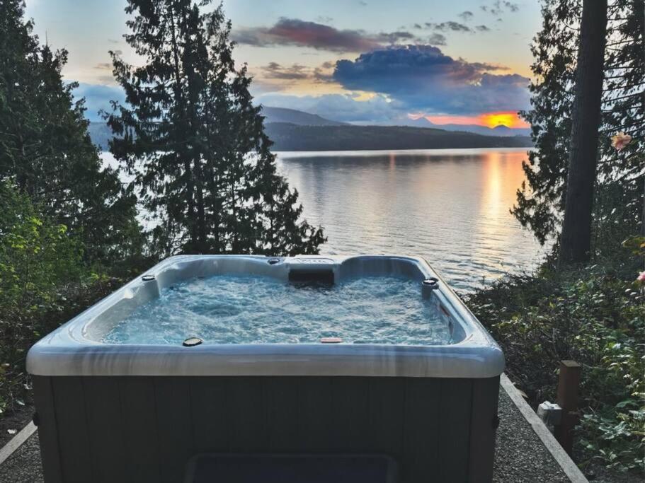 Waterfront Retreat with Fireplace Hot Tub & Sauna in Port Townsend, United States