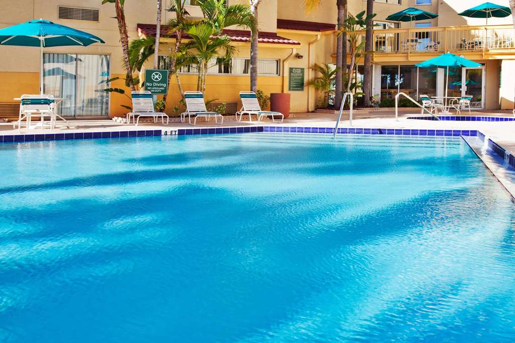 La Quinta Inn & Suites by Wyndham St. Pete Clearwater Airpt - photo 12