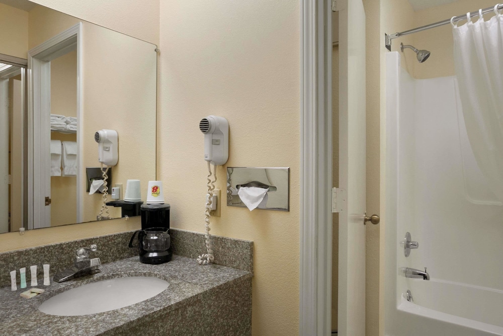 Super 8 by Wyndham Columbia City - photo 17