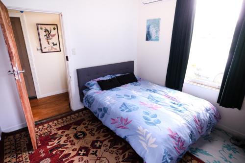 Nothing Fancy 90s Queen Room — hotel near Wanganui Airport