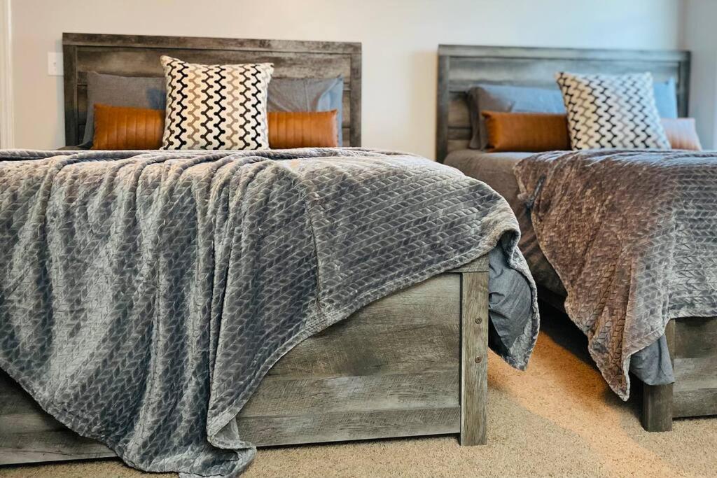 The Herringbone Blue Sleeps 20 Near Fort Bragg — Linden