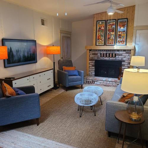 Dhyana Redwoods Fire Table Nearby River Access Ping Pong & Arcade Games — hotel in Guerneville
