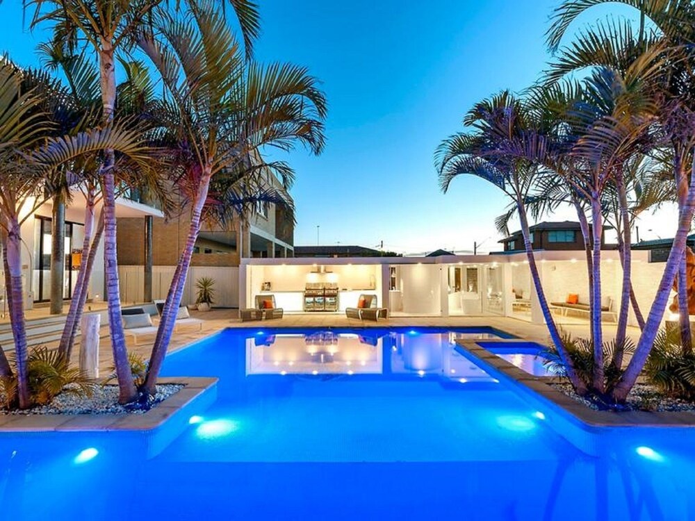 Luxurious Resort Living House — 4-Star Luxury Hotel in Brighton-Le-Sands, Australia