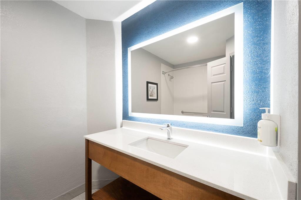 La Quinta Inn & Suites by Wyndham Raleigh Cary - photo 12