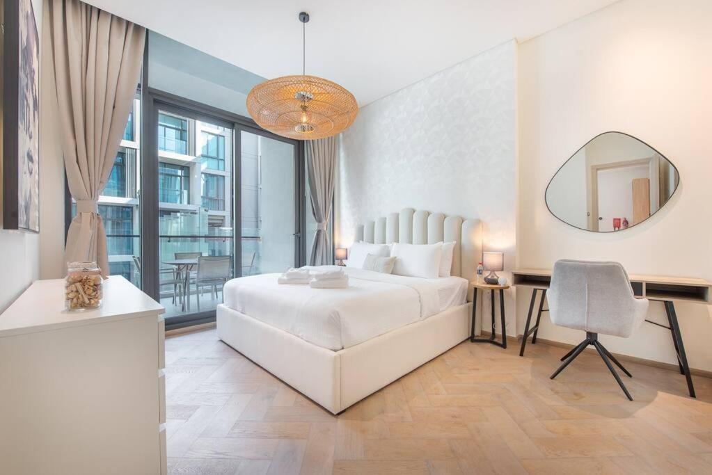 Modern Flat with King Size Bed And High Speed Wifi — 4-Star Luxury Hotel in Dubai, United Arab Emirates