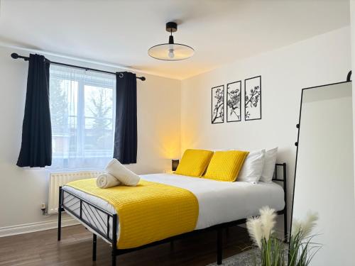 2BR 2BA Flat King Beds Free Parking Near LGW Airport — 4-Star Luxury Hotel in Crawley, United Kingdom