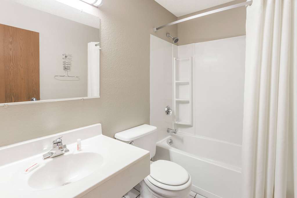 Super 8 by Wyndham Kenosha Pleasant Prairie - photo 8