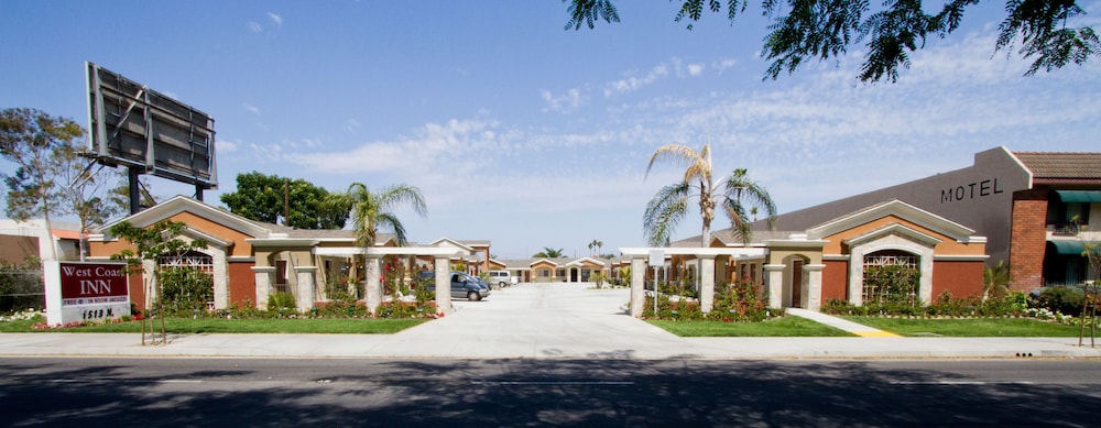 West Coast Inn Near Gem Theatre — Santa Ana