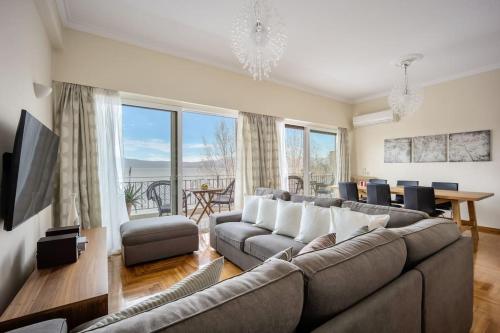 Bright Central Apartment with Splendid sea view — 4-Star Luxury Hotel in Chalkida, Greece
