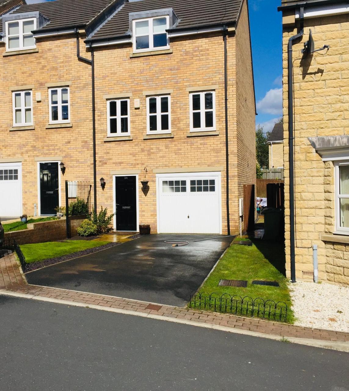 Entire 3 bedroom deluxe house — 4-Star Luxury Hotel in Cleckheaton, United Kingdom