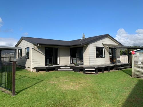 Whangamata Beach Break Whangamata Holiday Home — 4-Star Luxury Hotel in Whangamata, New Zealand