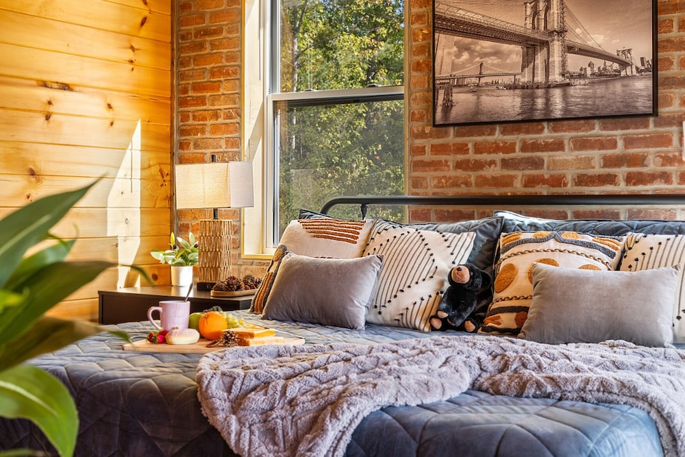 Tranquil Mountain Getaway By Ghosal Luxury Lodging - photo 12