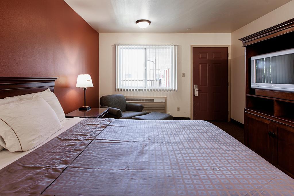 Americas Best Value Airport Inn - photo 10