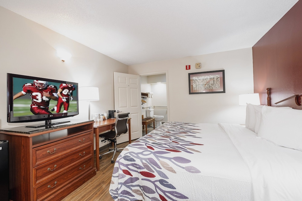 Red Roof Inn & Suites Calhoun - photo 18