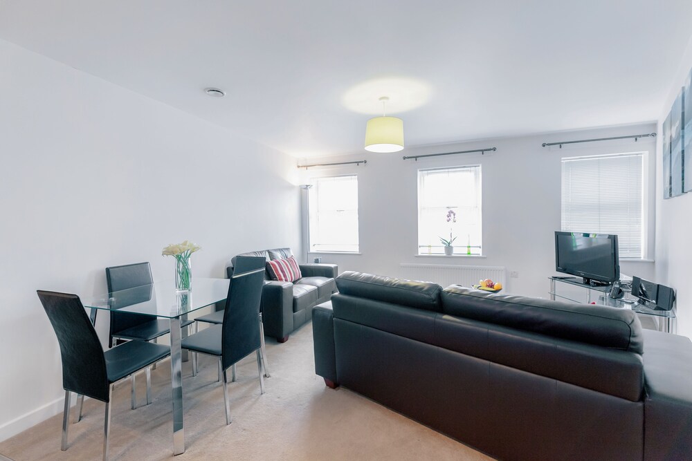Roomspace Apartments Jubilee Court — 4-Star Luxury Hotel in Horley, United Kingdom