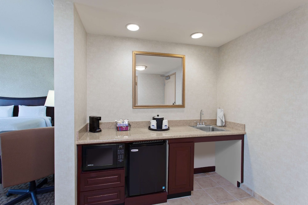 Hampton Inn & Suites Oakland Airport Alameda - photo 11