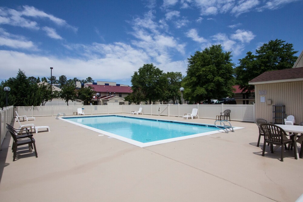 Red Roof Inn & Suites Newport News - photo 16