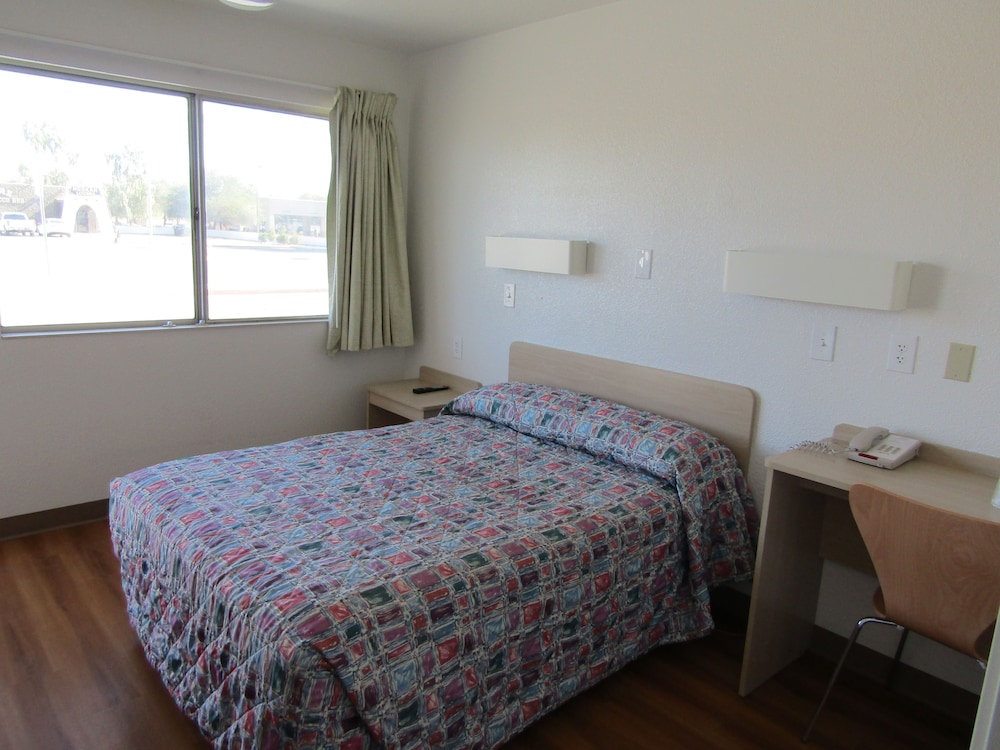 Econo Lodge Inn & Suites Yuma - photo 21