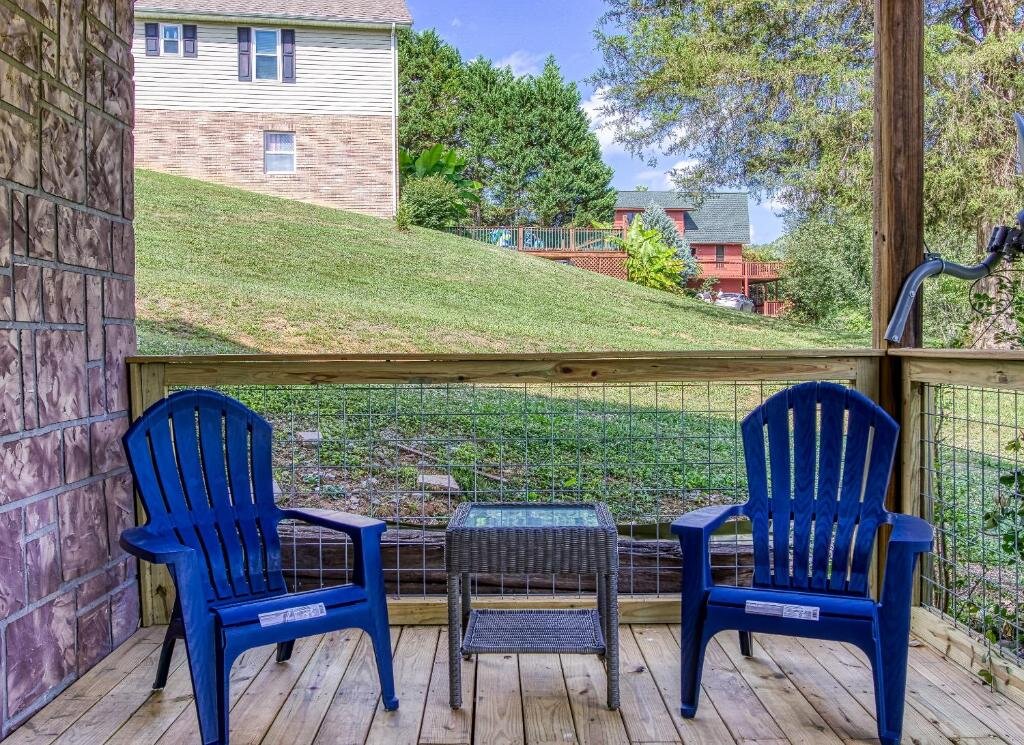 Fun & Games by HoneyBearCabins 2BR 1BA Sleeps 7 — 4-Star Luxury Hotel in Sevierville, United States