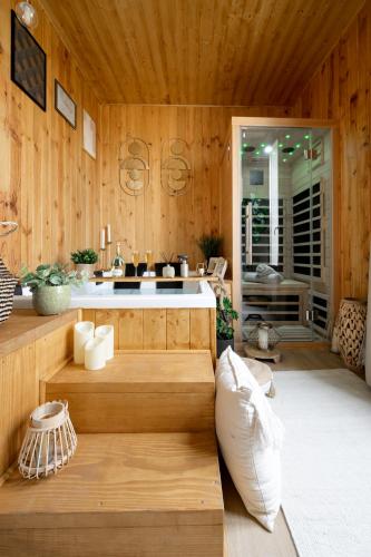 Jacuzzi Sauna Privatif la Cabanette SPA in Saint-Maur-Des-Fosses, France