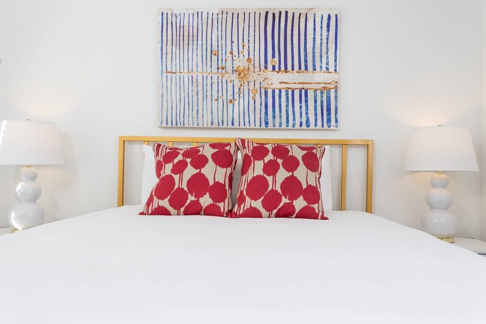8 BRs Comprised of 4 2BR Suites by Domio - photo 14