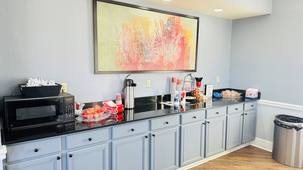Plantation Oaks Suites & Inn — Millington — photo 4