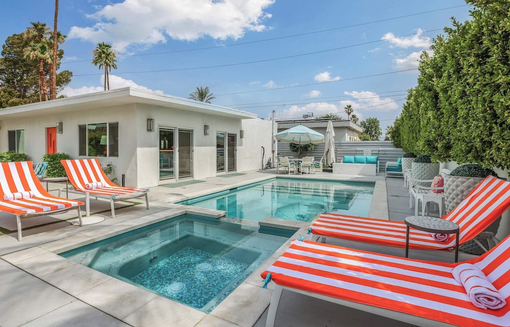 Villa L'orange Pool and Hot Tubs — 4-Star Luxury Hotel in Palm Springs, United States